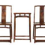 2 Jochlehn-Stühle mit Beistelltisch China, 20. Jh., Hartholz, Rundbein… - Foto 1