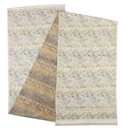 Seidenstoffbahn mit Baum- und Blütenmotiven wohl China, 20. Jh., aus 2… - photo 1 Seidenstoffbahn mit Baum- und Blütenmotiven wohl China, 20. Jh., aus 2… - photo 1