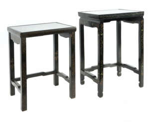 Zwei Beistell-Tische mit figürlichem Relief China, 20. Jh., zwei varii…