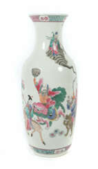 Famille Rose-Vase China, um 1900, Weißporzellan mit polychromer Unterg…