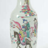 Famille Rose-Vase China, um 1900, Weißporzellan mit polychromer Unterg… - фото 3