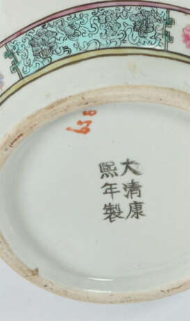 Famille Rose-Vase China, um 1900, Weißporzellan mit polychromer Unterg… - фото 4 Famille Rose-Vase China, um 1900, Weißporzellan mit polychromer Unterg… - фото 4