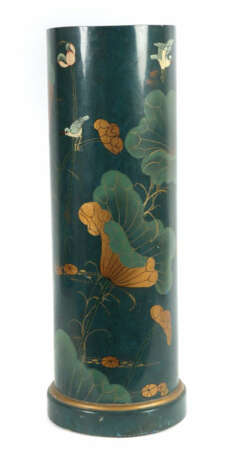 Blumensäule China, 20. Jh., Hohlzylinder, lackiertes Dekor mit Seerose… - Foto 1 Blumensäule China, 20. Jh., Hohlzylinder, lackiertes Dekor mit Seerose… - Foto 1