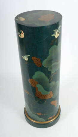 Blumensäule China, 20. Jh., Hohlzylinder, lackiertes Dekor mit Seerose… - Foto 2 Blumensäule China, 20. Jh., Hohlzylinder, lackiertes Dekor mit Seerose… - Foto 2