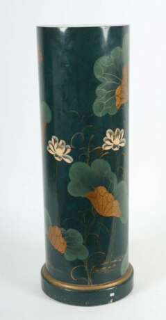 Blumensäule China, 20. Jh., Hohlzylinder, lackiertes Dekor mit Seerose… - Foto 3 Blumensäule China, 20. Jh., Hohlzylinder, lackiertes Dekor mit Seerose… - Foto 3
