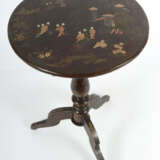 Kleiner Salontisch China, Mitte 20. Jh., Holz, Lackarbeit, Säulenfuß a… - Foto 2