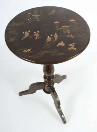 Kleiner Salontisch China, Mitte 20. Jh., Holz, Lackarbeit, Säulenfuß a… - Foto 2 Kleiner Salontisch China, Mitte 20. Jh., Holz, Lackarbeit, Säulenfuß a… - Foto 2