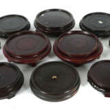 Konvolut 12 Vasensockel China, 20. Jh., Holz, darunter 3 Paare, 2 mit … - фото 1