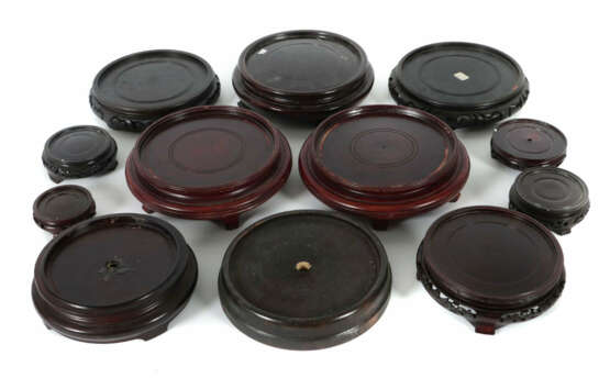 Konvolut 12 Vasensockel China, 20. Jh., Holz, darunter 3 Paare, 2 mit … - фото 1