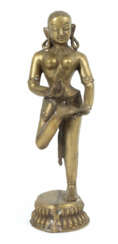 Figur einer tanzenden Yogini oder Dakini Indien, 19./20. Jh., Gelbguss…