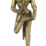 Figur einer tanzenden Yogini oder Dakini Indien, 19./20. Jh., Gelbguss… - фото 1