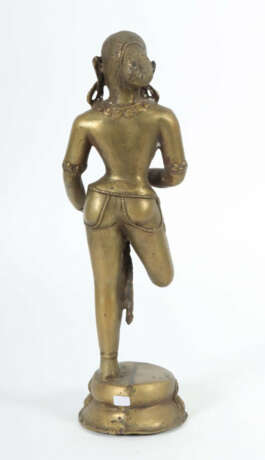 Figur einer tanzenden Yogini oder Dakini Indien, 19./20. Jh., Gelbguss… - фото 2 Figur einer tanzenden Yogini oder Dakini Indien, 19./20. Jh., Gelbguss… - фото 2