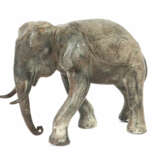 Elefant 19./20. Jh., wohl Indien, Bronze, gefüllt, naturalistische und… - фото 1