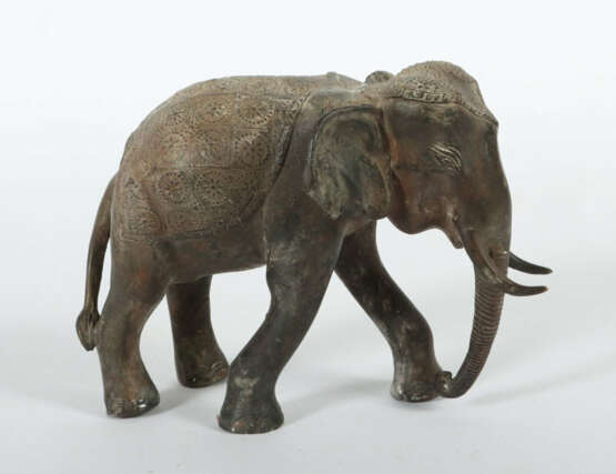 Elefant 19./20. Jh., wohl Indien, Bronze, gefüllt, naturalistische und… - фото 2 Elefant 19./20. Jh., wohl Indien, Bronze, gefüllt, naturalistische und… - фото 2