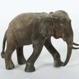 Elefant 19./20. Jh., wohl Indien, Bronze, gefüllt, naturalistische und… - фото 2