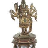 Vishnu Indien, 16./17. Jh., Bronze, auf oktogonalen Sockel eingeschobe… - photo 1