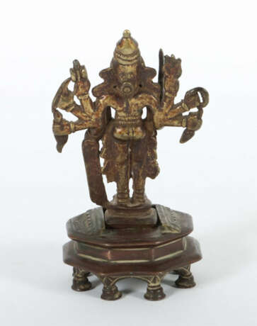 Vishnu Indien, 16./17. Jh., Bronze, auf oktogonalen Sockel eingeschobe… - photo 2 Vishnu Indien, 16./17. Jh., Bronze, auf oktogonalen Sockel eingeschobe… - photo 2