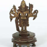 Vishnu Indien, 16./17. Jh., Bronze, auf oktogonalen Sockel eingeschobe… - photo 2