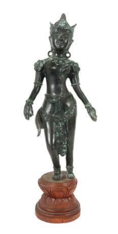 Devi Tara Wohl Java/Indonesien, 18./19. Jh., Bronze, reliefierter Körp… - photo 1