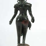 Devi Tara Wohl Java/Indonesien, 18./19. Jh., Bronze, reliefierter Körp… - photo 2