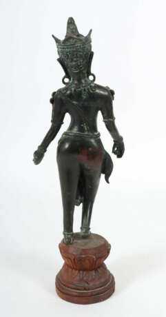 Devi Tara Wohl Java/Indonesien, 18./19. Jh., Bronze, reliefierter Körp… - photo 2