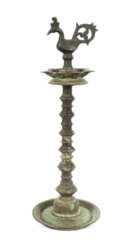 Große Öllampe Indonesien, 17./18. Jh., Bronze, gerillter Tellerfuß mit…