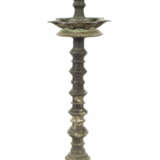 Große Öllampe Indonesien, 17./18. Jh., Bronze, gerillter Tellerfuß mit… - фото 1