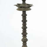 Große Öllampe Indonesien, 17./18. Jh., Bronze, gerillter Tellerfuß mit… - фото 2