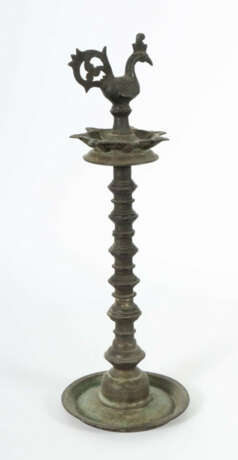 Große Öllampe Indonesien, 17./18. Jh., Bronze, gerillter Tellerfuß mit… - фото 2