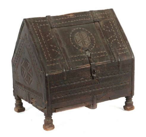 Kleine Giebeltruhe Nach Angaben des Sammlers in Singaraja/Bali erworbe… - photo 1