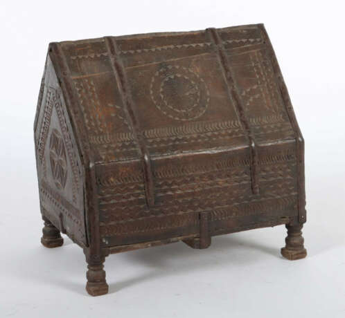 Kleine Giebeltruhe Nach Angaben des Sammlers in Singaraja/Bali erworbe… - photo 2