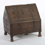Kleine Giebeltruhe Nach Angaben des Sammlers in Singaraja/Bali erworbe… - photo 2