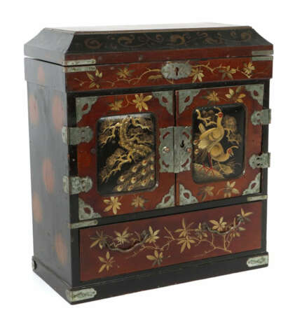 Japanisches Lackkästchen Mitte 20. Jh., Holz mit Lackarbeit, große Soc… - photo 1