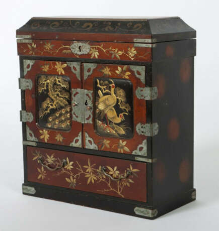 Japanisches Lackkästchen Mitte 20. Jh., Holz mit Lackarbeit, große Soc… - photo 2