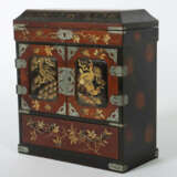 Japanisches Lackkästchen Mitte 20. Jh., Holz mit Lackarbeit, große Soc… - photo 2