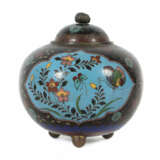 Cloisonné-Deckelvase Japan, 19. Jh., Zellenschmelzemaille, gebauchte K… - фото 1