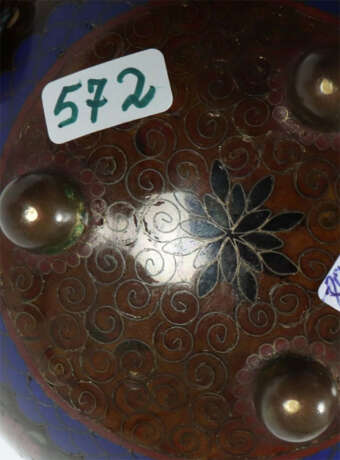 Cloisonné-Deckelvase Japan, 19. Jh., Zellenschmelzemaille, gebauchte K… - фото 3