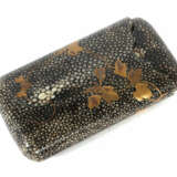 Etui Japan, 2. Hälfte 19. Jh., Rochenhaut, beidesitig bemalt mit pasto… - photo 1