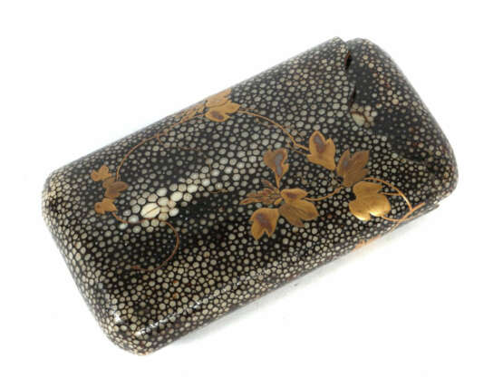 Etui Japan, 2. Hälfte 19. Jh., Rochenhaut, beidesitig bemalt mit pasto… - photo 1