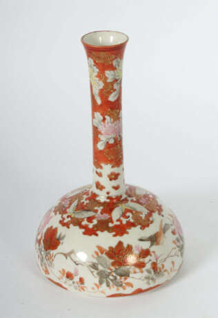 Kutani-Vase Japan, 19. Jh., Porzellan, rotes Unterglasurdekor mit Rosa… - photo 2