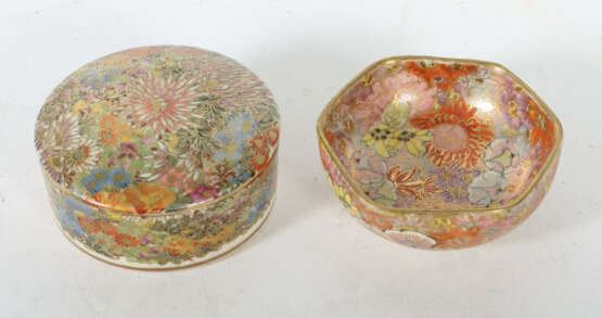 Millefiori Satsuma Schale & Deckeldose Japan, Mitte 20. Jh., zwei vers… - photo 2 Millefiori Satsuma Schale & Deckeldose Japan, Mitte 20. Jh., zwei vers… - photo 2