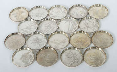18 Untersetzer Japan, 20. Jh., Sterlingsilber 950, ca. 645 g, 14 unter…