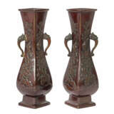 Hu-Vasenpaar Japan, 1. Hälfte 20. Jh., Bronze, gegossen, patiniert, ge… - фото 1