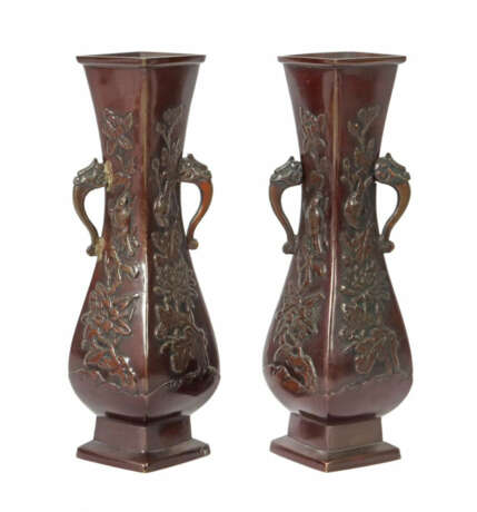 Hu-Vasenpaar Japan, 1. Hälfte 20. Jh., Bronze, gegossen, patiniert, ge… - photo 1 Hu-Vasenpaar Japan, 1. Hälfte 20. Jh., Bronze, gegossen, patiniert, ge… - photo 1