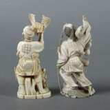 Zwei Okimono Japan, um 1900, Knochen, vollplastisch und detailreich ge… - photo 2