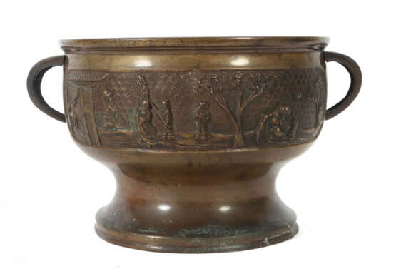 Cachepot Japan, 19./20. Jh., Bronze, die Wandung mit zwei reliefierten… - фото 1 Cachepot Japan, 19./20. Jh., Bronze, die Wandung mit zwei reliefierten… - фото 1