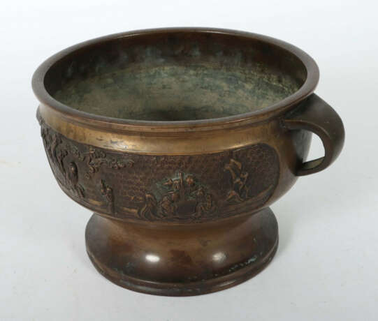 Cachepot Japan, 19./20. Jh., Bronze, die Wandung mit zwei reliefierten… - фото 2 Cachepot Japan, 19./20. Jh., Bronze, die Wandung mit zwei reliefierten… - фото 2