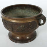 Cachepot Japan, 19./20. Jh., Bronze, die Wandung mit zwei reliefierten… - фото 2