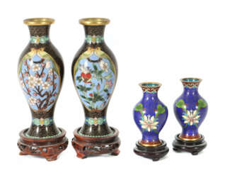 2 Cloisonné Vasenpaare Japan, 20. Jh., Messing mit Stegemaille, das gr…