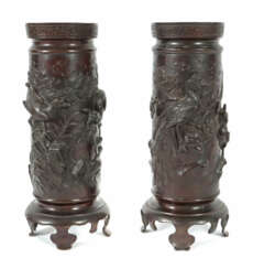 Vasenpaar Japan, 19. Jh., Bronze, Zylinderform mit starkem Reliefdekor…